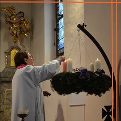Susanne Linhardt zündet die dritte Kerze am Adventkranz an