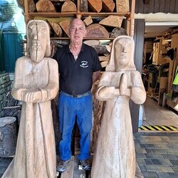 Der Motorsägenschnitzer und Hobby Drechsler Johann Tscherner und seine fertigen 'Werke'.