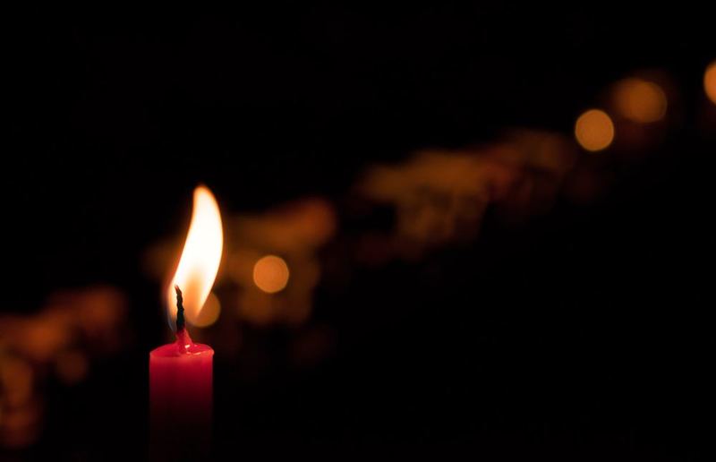 Andres Uran, Unsplash Das Kerzenleuchten wandert wie eine Lichterwelle um die ganze Welt.