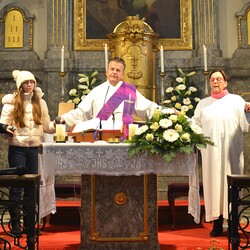 Die Firmlinge, sechs von acht waren da, kommen beim Vater unser in den Altarraum