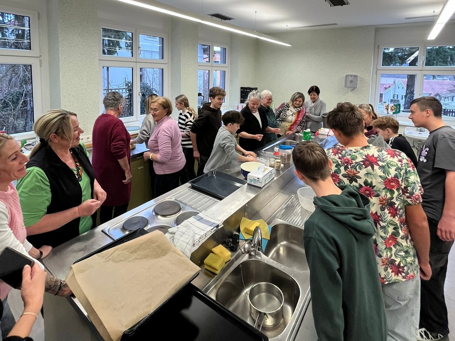 Generationenübergreifend / Conny Holland Brotbacken mit Comunity Nurse